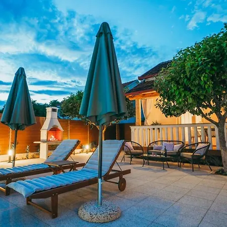 House Celestial Near Imotski With Private Pool, Jacuzzi, Barbeque,private Parking Σπίτι διακοπών
