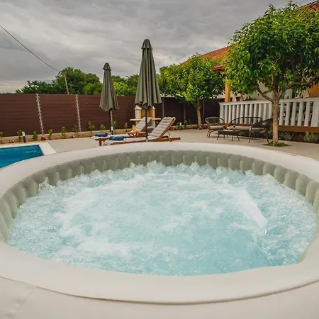House Celestial Near Imotski With Private Pool, Jacuzzi, Barbeque,private Parking Zmijavci