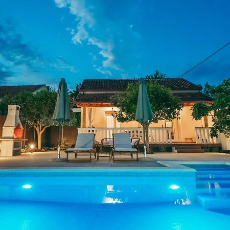 House Celestial Near Imotski With Private Pool, Jacuzzi, Barbeque,private Parking Σπίτι διακοπών *