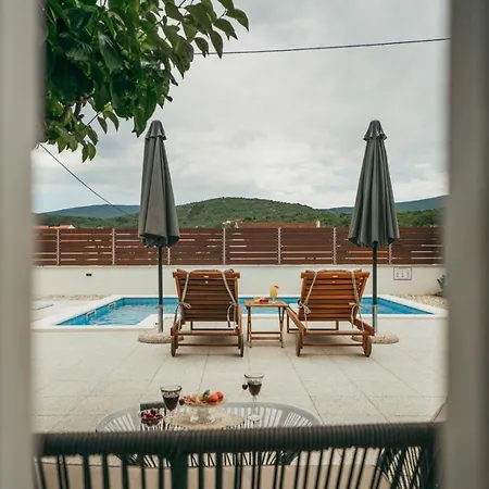 House Celestial Near Imotski With Private Pool, Jacuzzi, Barbeque,private Parking Σπίτι διακοπών *